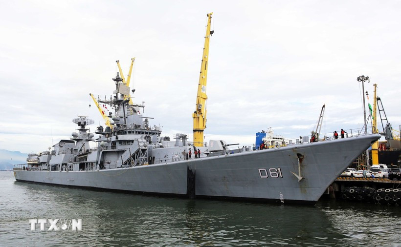 Военный корабль ВМС Индии INS Delhi пришвартовался в порту Тьенса, начав визит в город Дананг. Фото: ВИА.