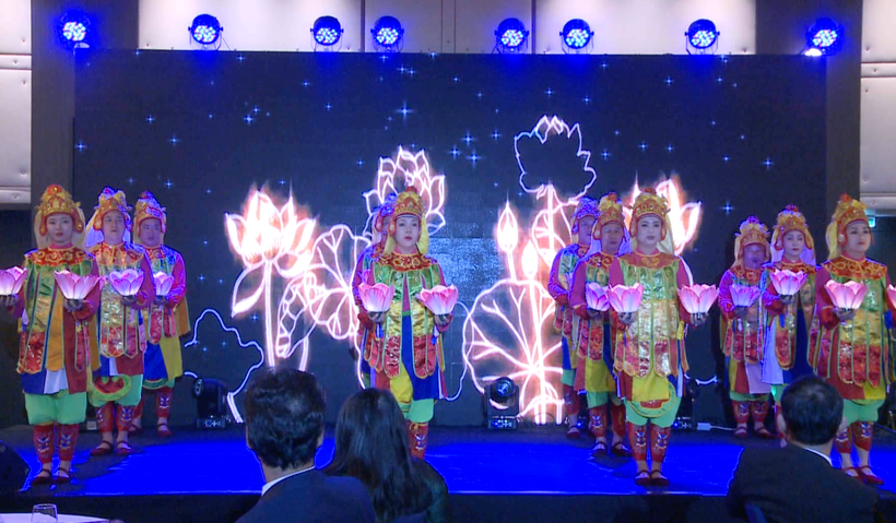 Сотни зрителей с восхищением наслаждались выдающимися выступлениями придворной музыки, исполненными вьетнамскими артистами. Фото: ВИА.