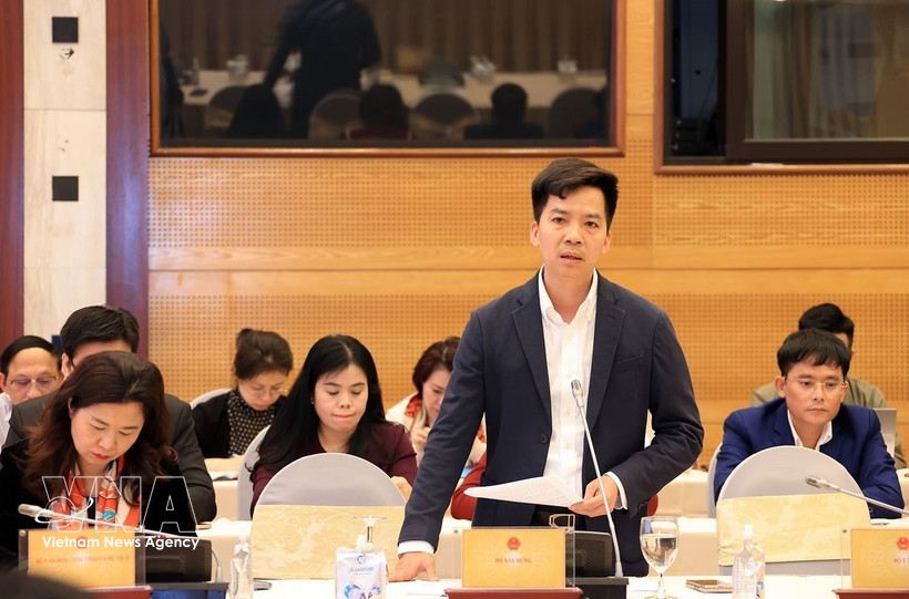 Представитель Министерства строительства отвечает на вопросы журналистов информационных агентств и средств массовой информации. Фото: ВИА.