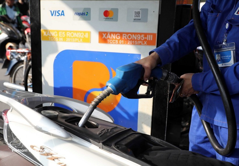 Покупка и продажа бензина и нефтепродуктов на одном из торговых объектов Petrolimex. Фото: ВИА.