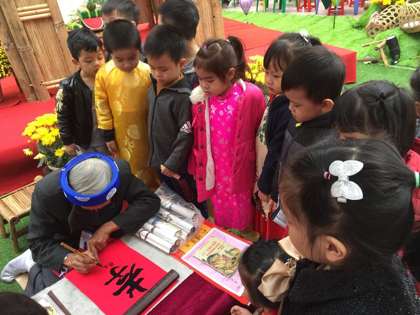 Написание каллиграфии и получение новогодних иероглифов в начале Весны также являются одними из форм интерактивных мероприятий на Весеннем фестивале 2026 года. Фото: Vietnam+.