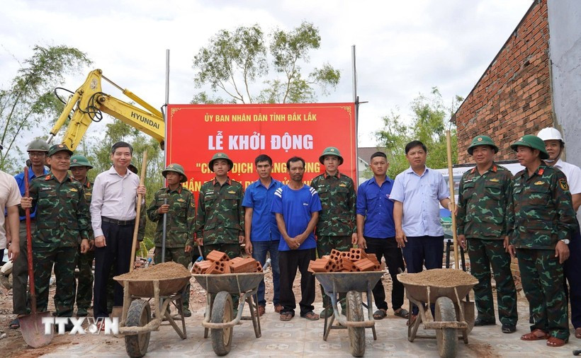 Руководство провинции Даклак вместе с жителями коммуны Тюианбак провело церемонию закладки фундамента для строительства жилья. Фото: ВИА.