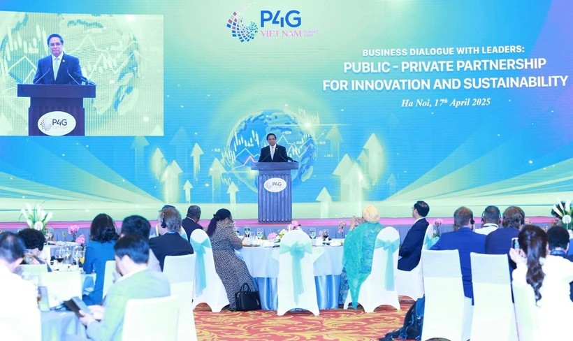 Премьер-министр Фам Минь Тьинь председательствовал на диалоговой сессии между лидерами и представителями бизнеса в рамках саммита P4G. (Фото: Vietnam+)