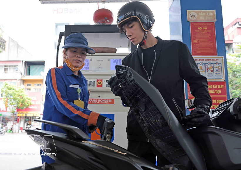 Покупка и продажа нефтепродуктов на одной из автозаправочных станций на территории Ханоя. Фото: ВИА.