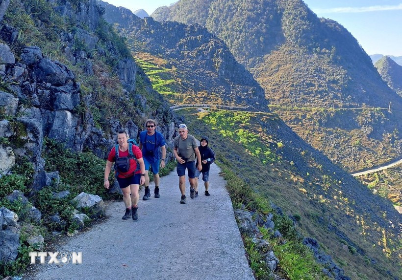 Иностранные туристы исследуют провинцию Туенкуанг. (Фото: ВИА).