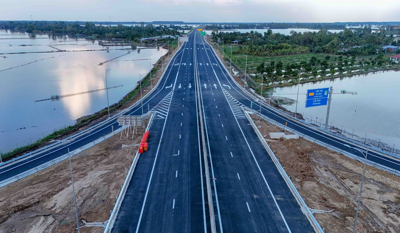 Участок скоростной автомагистрали Кантхо – Камау в районе транспортной развязки IC5, с полностью установленной системой дорожной разметки, знаков и освещения. Фото: ВИА.