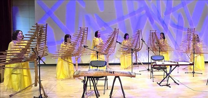 Артисты ансамбля «Нян Зуен» исполняют музыку на инструменте Т’рынг.