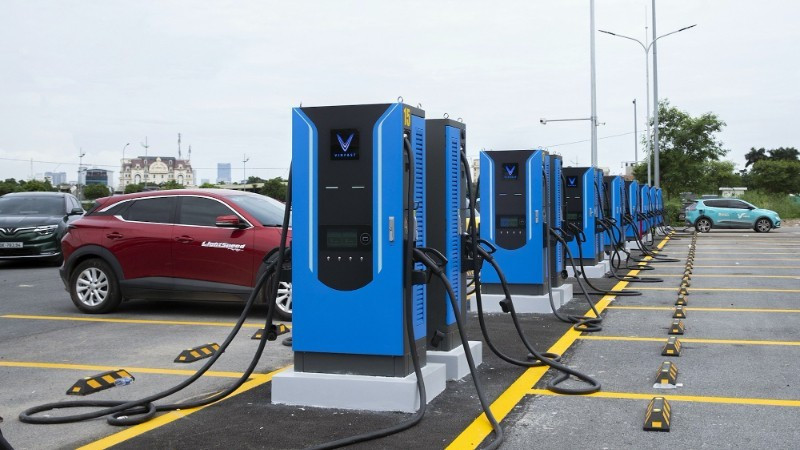 Зарядная станция для электромобилей V-Green была недавно открыта на парковке Минь Кхай, улица Каузиен, Ханой. (Фото: nhandan.vn)