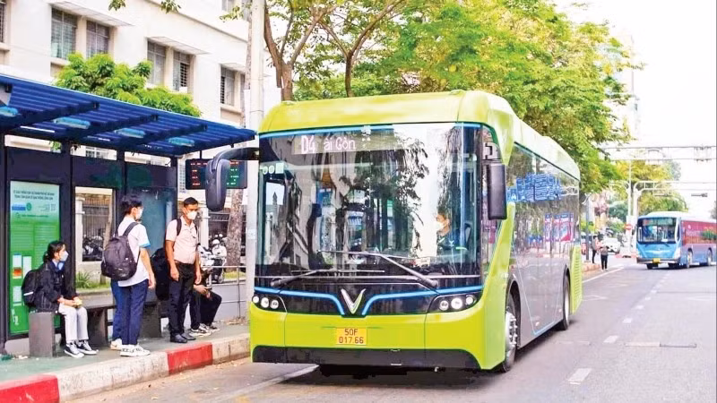 Электрические автобусы, инвестированные и эксплуатируемые компанией VinBus, отличаются дружелюбностью к пассажирам и формируют цивилизованный, современный облик транспортной системы. Фото: nhandan.vn.