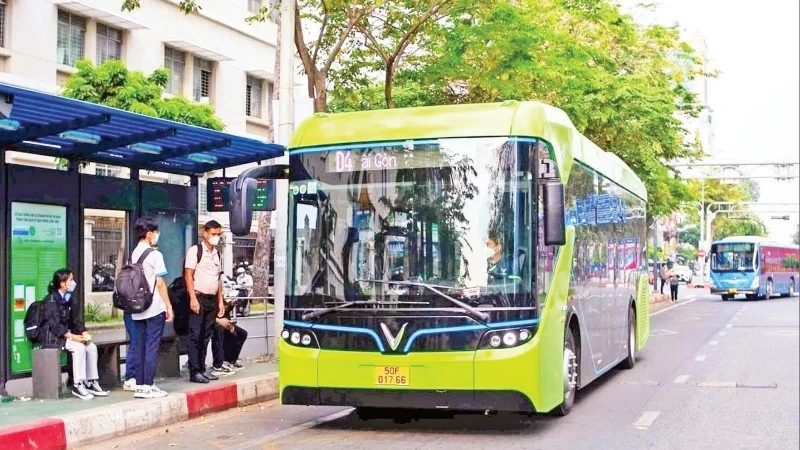 Электрические автобусы, инвестированные и эксплуатируемые компанией VinBus, отличаются дружелюбностью к пассажирам и формируют цивилизованный, современный облик транспортной системы. Фото: nhandan.vn.