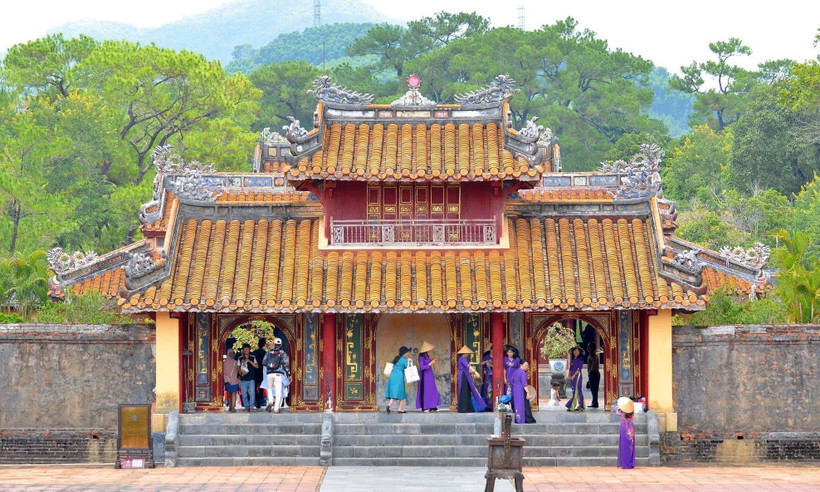 Туристы посещают туристические объекты в городе Хюэ. Фото: ВИА.