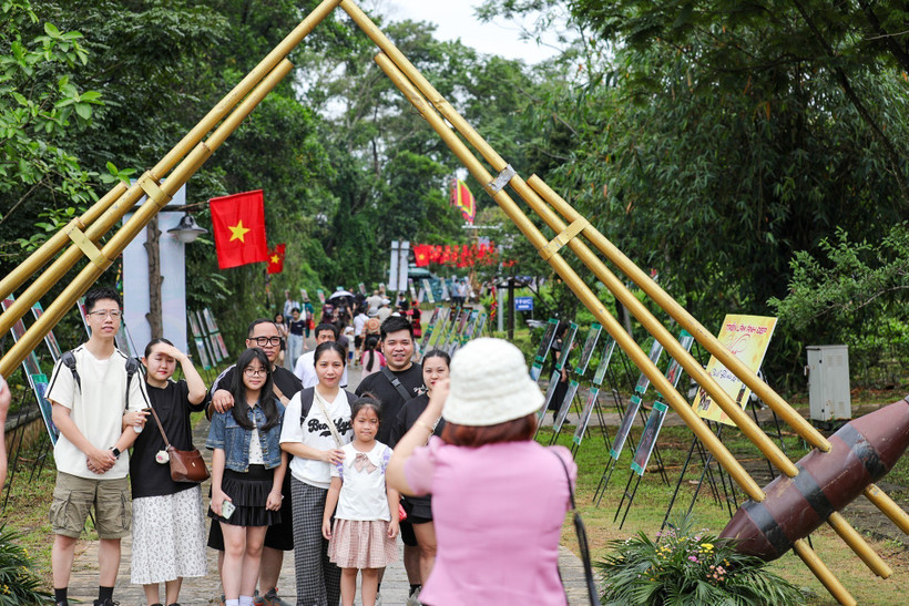 Туристы фотографируются, чтобы сохранить момент в Деревне культуры и туризма народностей Вьетнама 1 мая 2025 года. Фото: ВИА.