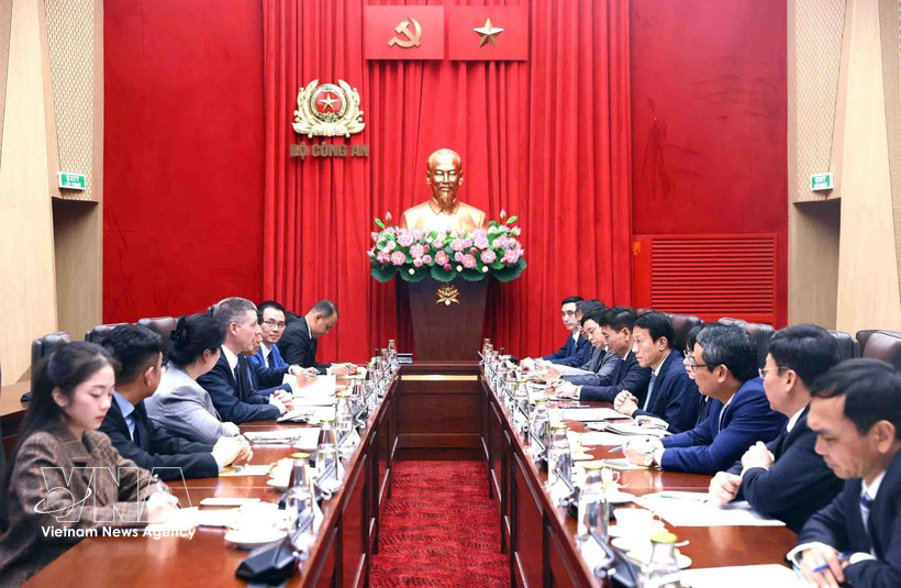 Генерал армии Лыонг Там Куанг, член Политбюро, министр общественной безопасности принимает господина Керри Персона, вице-президента по развитию центров обработки данных компании Amazon Web Services (AWS) Корпорации Amazon. Фото: ВИА.