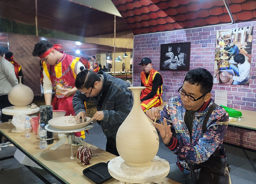 Мастер-керамист из деревни Батчанг представляет изделия на церемонии вручения сертификатов о признании двух ремесленных деревень — керамико-фарфоровой деревни Батчанг и деревни шелкоткачества Ванфук — членами Всемирной сети креативных ремесленных городов, а также в рамках мероприятия по экспонированию, демонстрации и созданию художественных ремесленных изделий Ханоя 2025 года. Фото: ВИА.
