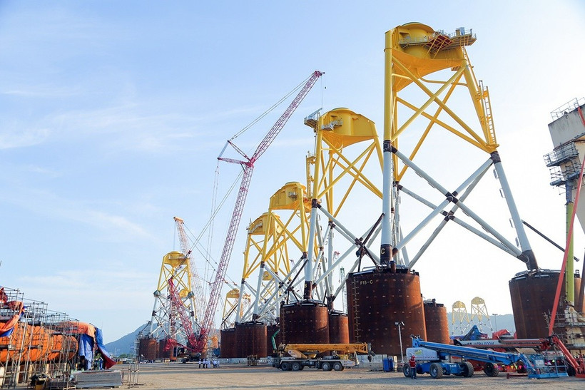 Строительная площадка по возведению опорных оснований для офшорных ветроустановок Petrovietnam в Вунгтау – Хошимине. (Фото: ВИА)