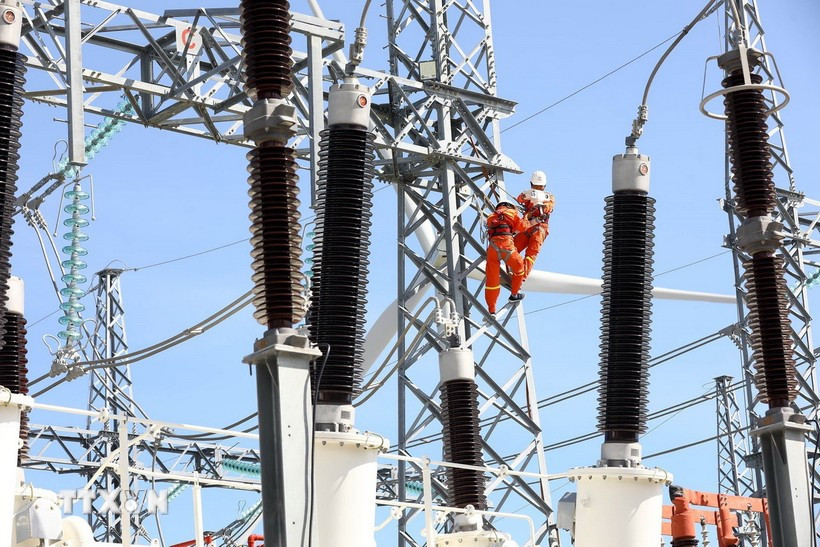 Сотрудники EVN выполняют ремонт и техническое обслуживание электрооборудования. (Фото: EVN)