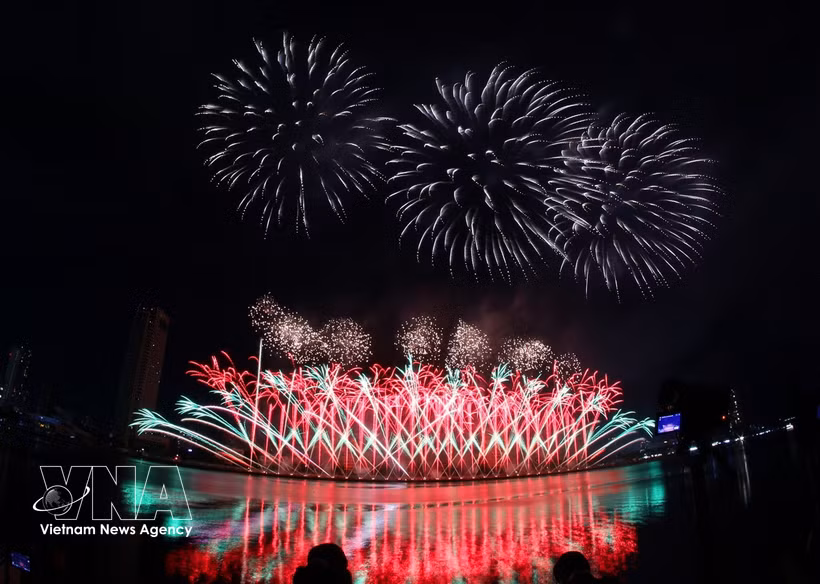 Фейерверочное представление команды Вьетнама. Фото: ВИА.