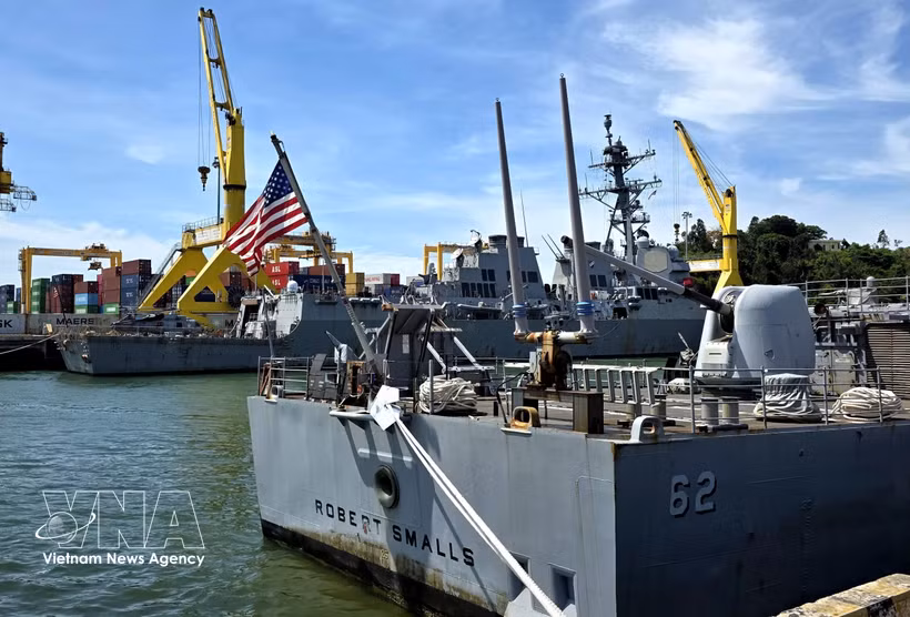 Два корабля сопровождения Военно-морских сил США — ракетный крейсер USS Robert Smalls (CG-62) и эсминец USS Shoup (DDG-86) — прибыли в порт Тьенша (Дананг). Фото: ВИА
