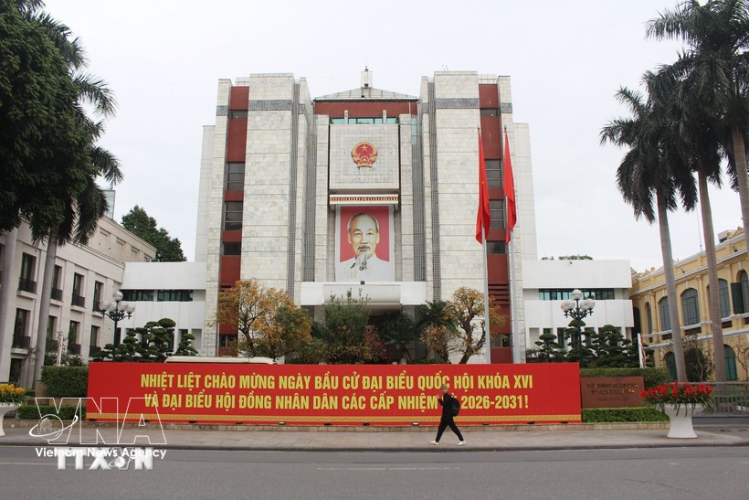 Лозунг, приветствующий важное политическое событие страны, установлен у здания Народного совета и Народного комитета города Ханой. Фото: ВИА.