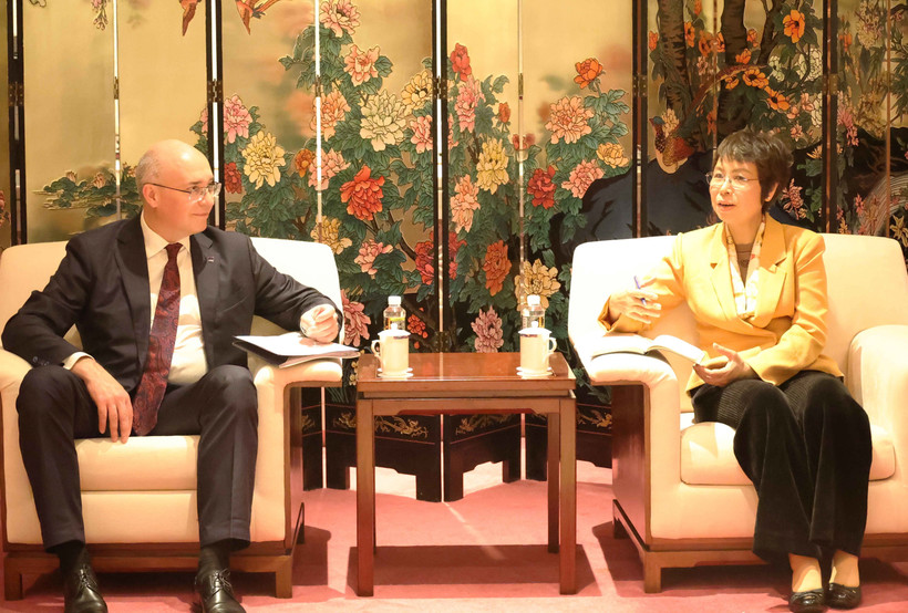 Генеральный директор Вьетнамского Информационного Агентства Ву Вьет Чанг и генеральный директор Информационного агентства ТАСС Андрей Кондрашов (слева) обсудили направления сотрудничества между двумя агентствами. Фото: ВИА.