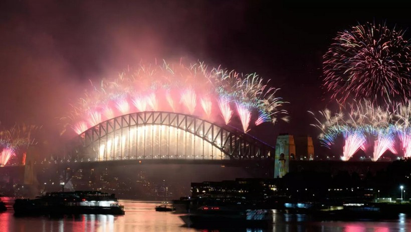 Яркий фейерверк на мосту Харбор-Бридж во время встречи Нового 2026 года в Сиднее. (Фото: AP)