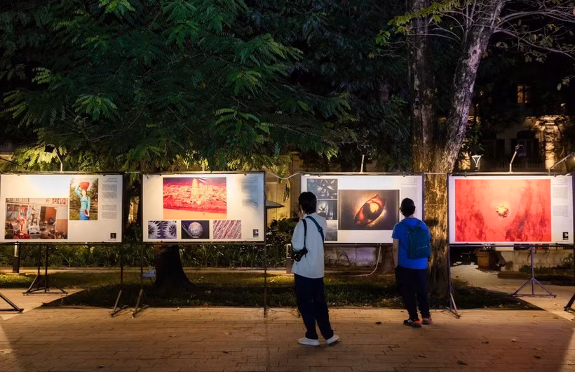 Посетители осматривают экспозицию Photo Hanoi ’25. Фото: Photo Hanoi ’25.
