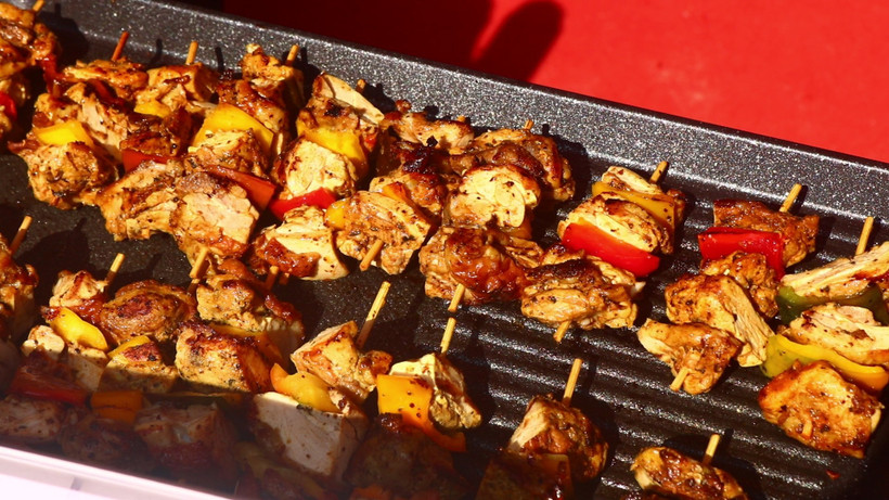 Филиппинский павильон на фестивале еды удивлял гостей мясом на шпажках. Фото: ВИА,