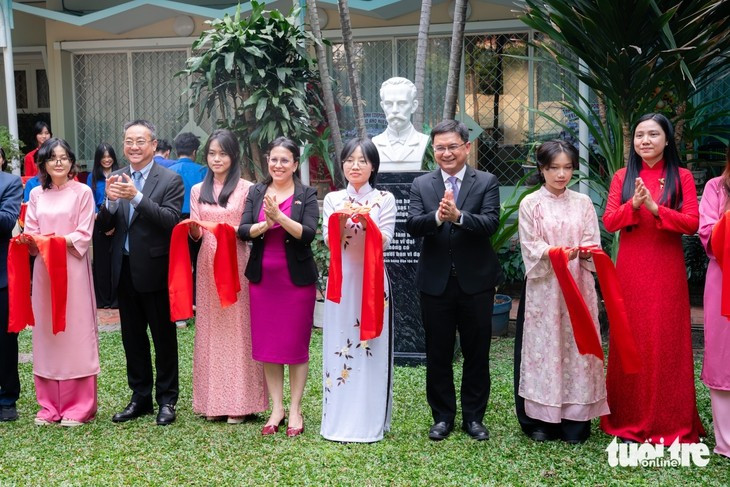 Заместитель председателя Народного комитета города Хошимина Нгуен Мань Кыонг и Генеральный консул Кубы в Хошимине Ариадне Фео Лабрада во второй половине дня 27 января торжественно открыли бюст национального героя Кубы Хосе Марти. Фото: ВИА.