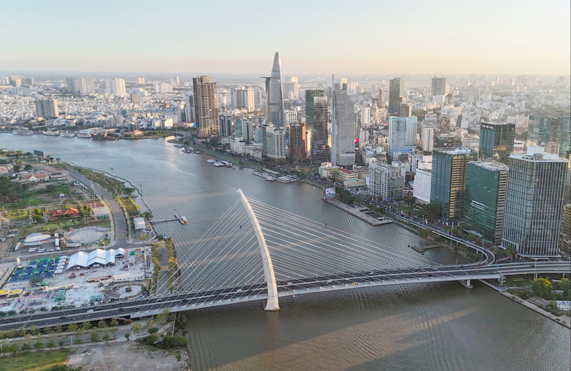 GRDP города Хошимина в 2025 году, по оценкам, вырастет примерно на 8,03%, что выше среднереспубликанского уровня (около 8%). Это вновь подтверждает роль города как локомотива и драйвера экономического роста. Фото: daibieunhandan.vn