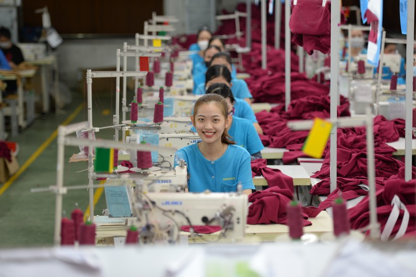 За первое полугодие 2025 года консолидированная прибыль Vinatex оценивается почти в 556 миллиардов донгов, что составляет 61% от годового плана и на 197% больше по сравнению с аналогичным периодом прошлого года. (Фото: Vinatex)