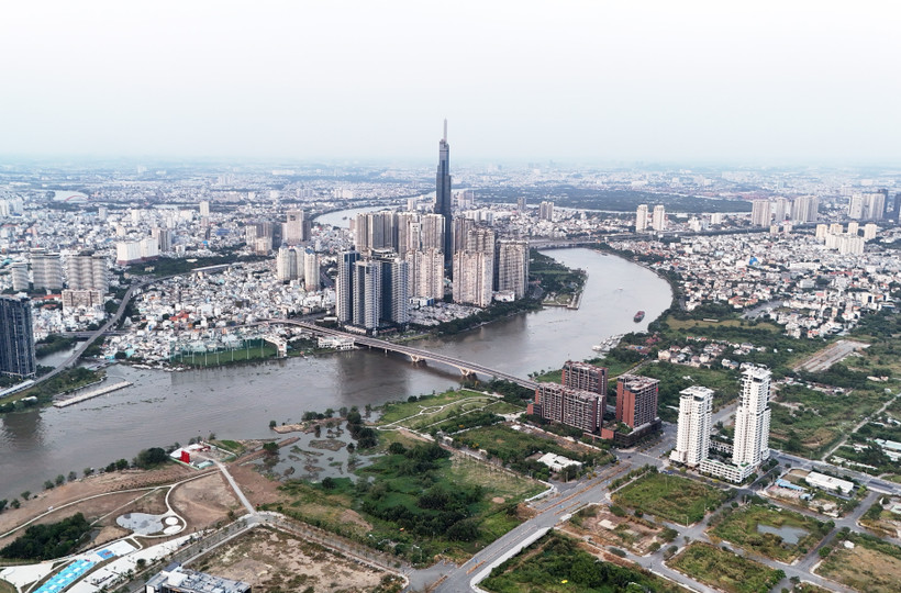 Вид на полуостров Тхутхьем (город Тхудык) в сторону района Биньтхань. Фото: ВИА.