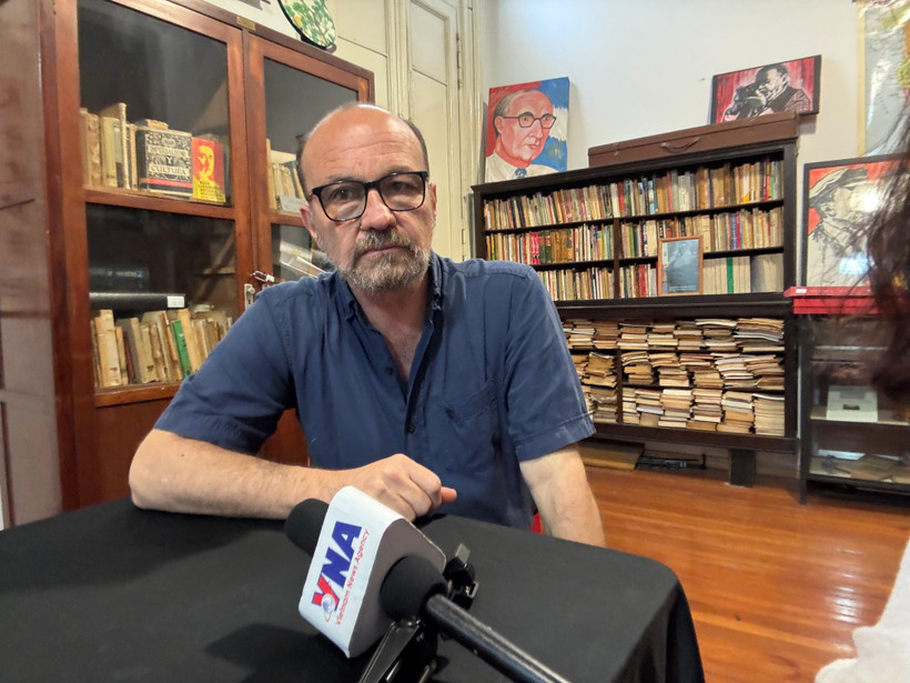 Господин Марсело Родригес, заведующий Отделом по внешним связям Центрального комитета Коммунистической партии Аргентины, отвечает на вопросы корреспондента Вьетнамского Информационного Агентства в Буэнос-Айресе. Фото: ВИА.