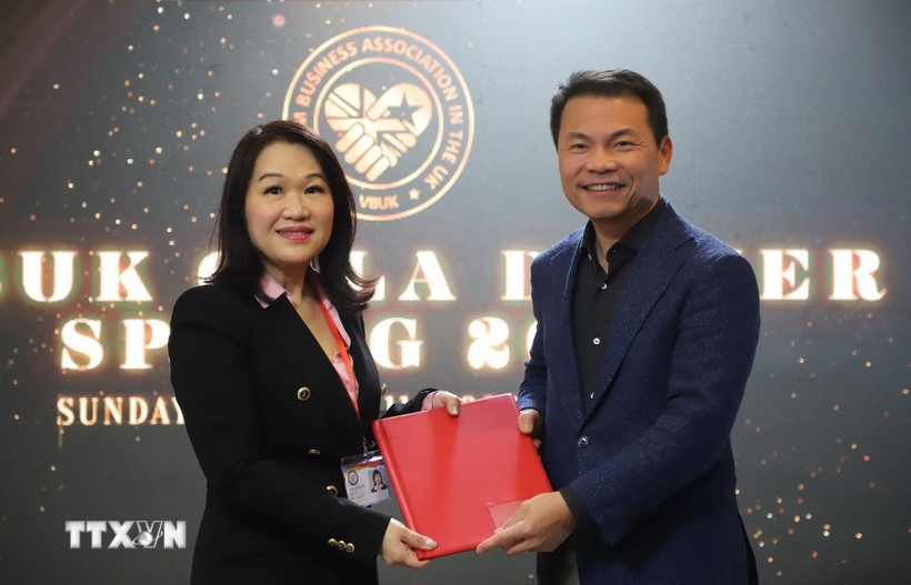 Председатель VBUK Нгуен Тхи Ли Ле и председатель VBAB Нгуен Тхань Винь обмениваются Меморандумом о взаимопонимании по укреплению сотрудничества между двумя ассоциациями. Фото: ВИА.