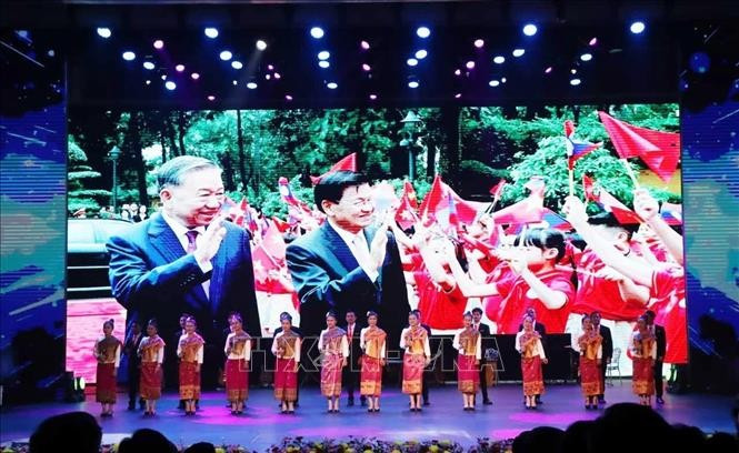 Творческий номер, прославляющий особые отношения между Вьетнамом и Лаосом. Фото: ВИА.