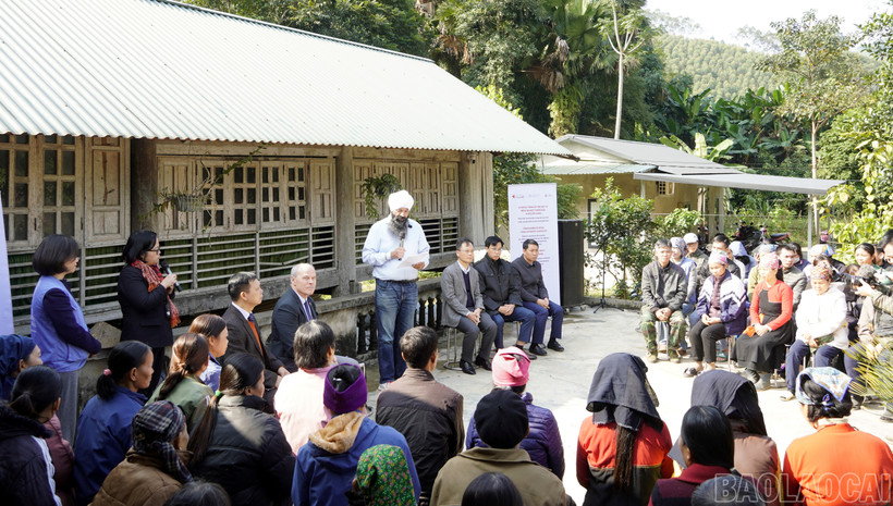 Министр международного развития Канады Рандип Сарай беседует с домохозяйствами — бенефициарами проекта по восстановлению сельскохозяйственного производства после стихийных бедствий. Фото: baolaocai.vn.