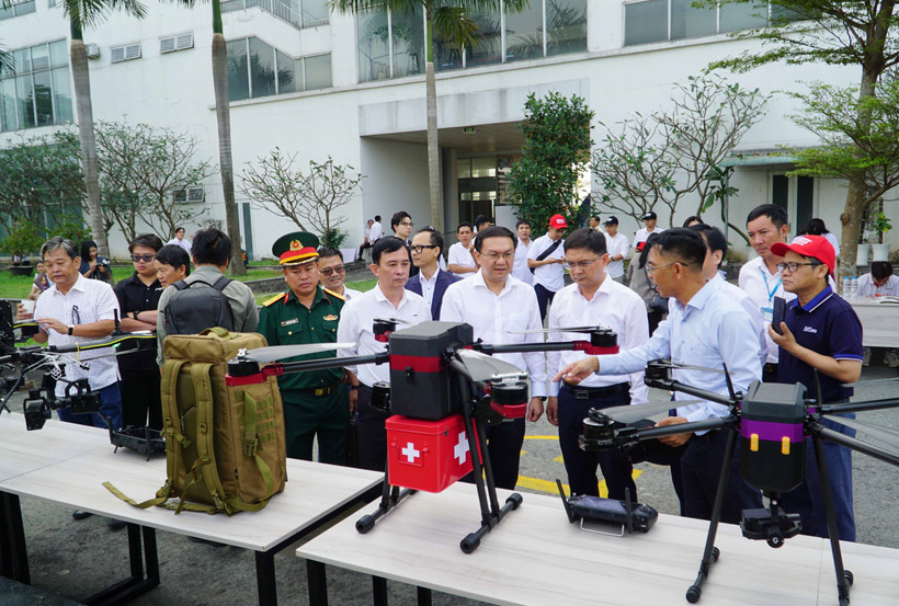 Участники осматривают зону экспозиции БПЛА в рамках программы. Фото: ВИА.