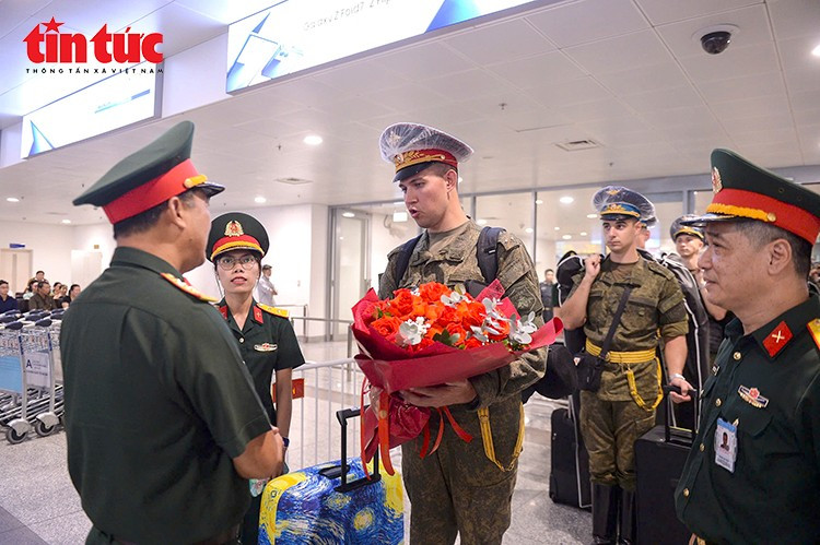 Руководство Командования столицы Ханоя встретило и вручило цветы в знак приветствия группе российских военнослужащих, прибывших во Вьетнам. Фото: ВИА.