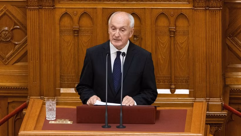 Господин Андраш Бака выступает перед Национальным собранием Венгрии в Будапеште после избрания Президентом, 11 августа 2026 года. Фото: Синьхуа/ВИА.