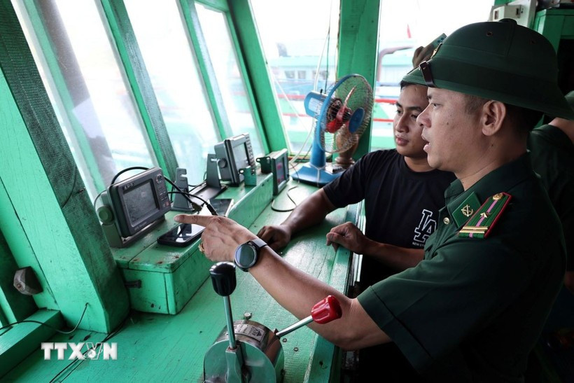 Военнослужащие Пограничной заставы Шонча (Командование Пограничных войск города Дананг) проверяют средства связи на рыболовном судне местных рыбаков. (Фото: ВИА)