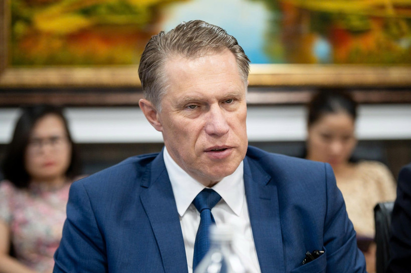 Министр здравоохранения России Михаил Мурашко во время рабочей встречи во Вьетнамо-Российской международной офтальмологической клинике. Фото: daidoanket.