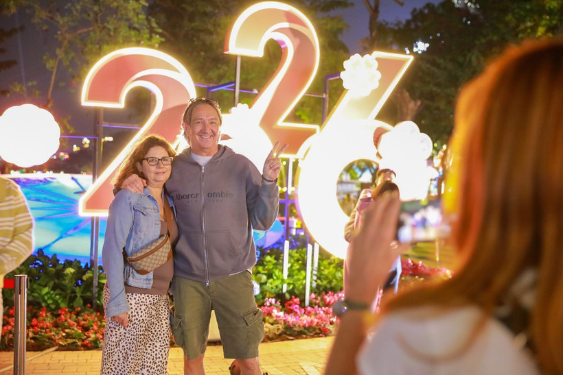 Туристы запечатлевают моменты накануне Нового 2026 года. Фото: ВИА.