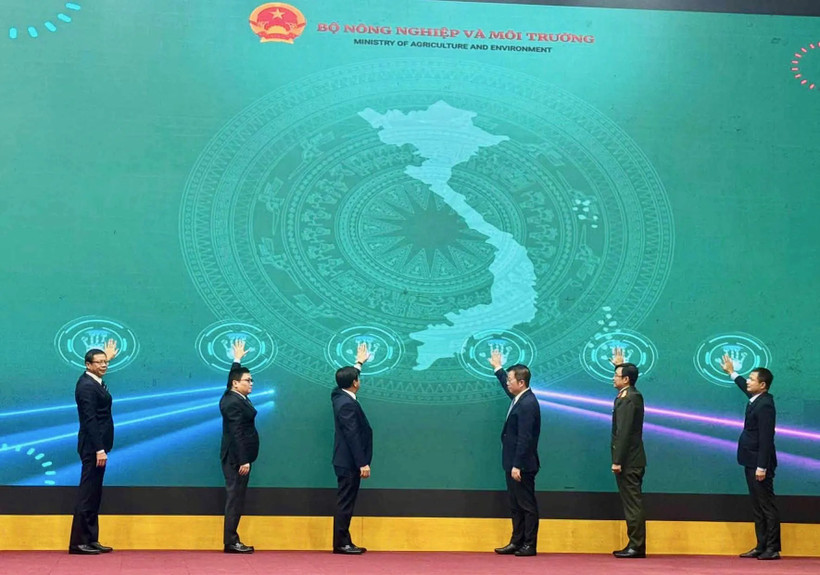 Делегаты нажимают кнопку запуска системы. Фото: kinhtedothi.vn.