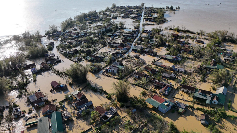 В течение последних трёх дней подъём уровня воды в реке Лам привёл к тому, что большинство домов жителей на островке Хонглам (деревня Хонглам, коммуна Нгисуан) оказалось глубоко затоплено. Фото: ВИА.