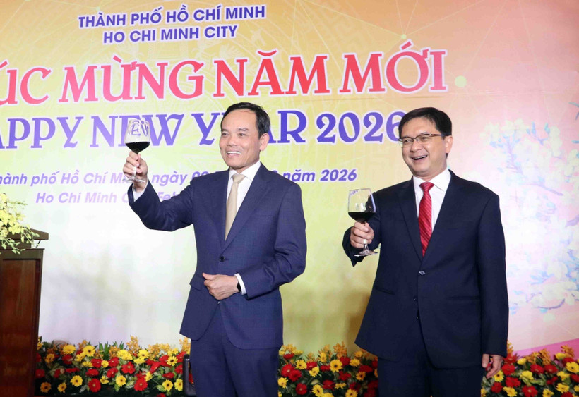 Чан Лыу Куанг (слева), член Политбюро, секретарь Городского партийного комитета города Хошимин, приглашает гостей поднять бокалы в честь Нового года. Фото: ВИА.