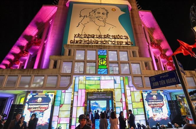 По адресу 93 Диньтиенхоанг, квартал Хоанкием, город Ханой, официально открылась для публики цифровая выставка «Сияющий Ханой – Свет и наследие». Фото: ВИА.