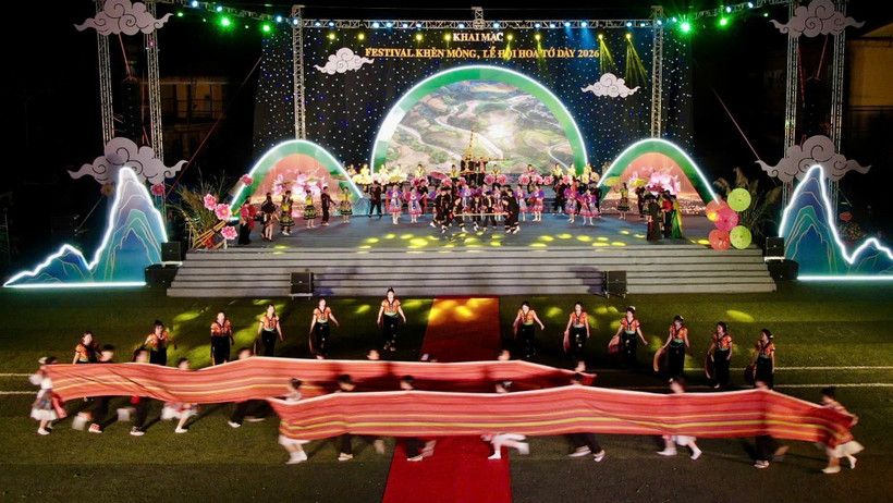 Кульминацией нынешнего фестиваля стала праздничная художественная программа под названием «Праздник Кхена и цветов», а также массовое синхронное выступление с участием 500 исполнителей. Фото: ВИА.