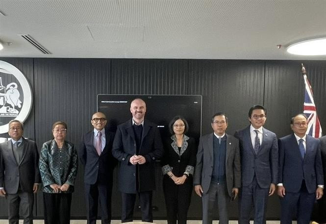 Посол Вьетнама в Австралии Фам Хунг Там (третий справа) на рабочей встрече с главным министром Австралийской столичной территории Эндрю Барром. (Фото: ВИА)