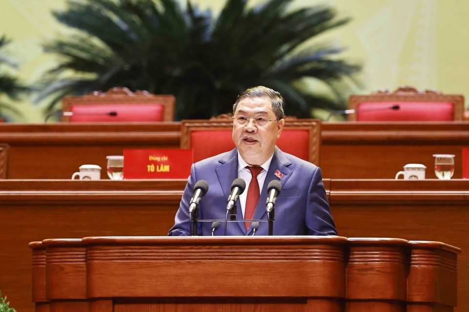 Фам Зя Тук, член ЦК КПВ, руководитель Канцелярии ЦК КПВ, выступает на заседании, предложив почтить минутой молчания память бывшего Генерального секретаря ЦК КПВ Нгуен Фу Чонга и членов ЦК КПВ XIII созыва, скончавшихся в период полномочий XIII созыва. (Фото: ВИА)