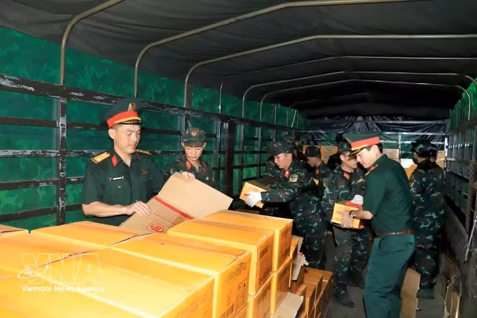 Утром 28 июня около 65 тонн гуманитарных грузов, включая продовольствие, питьевую воду, медикаменты и специальное оборудование, были тщательно собраны, проверены, рассортированы и упакованы для отправки в районы Венесуэлы, пострадавшие от землетрясения. Фото: ВИА