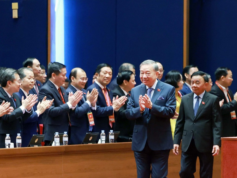 Генеральный секретарь ЦК КПВ То Лам и член Политбюро, постоянный член Секретариата ЦК КПВ Чан Кам Ту принимают участие в обсуждении документов съезда утром 21 января. (Фото: ВИА)